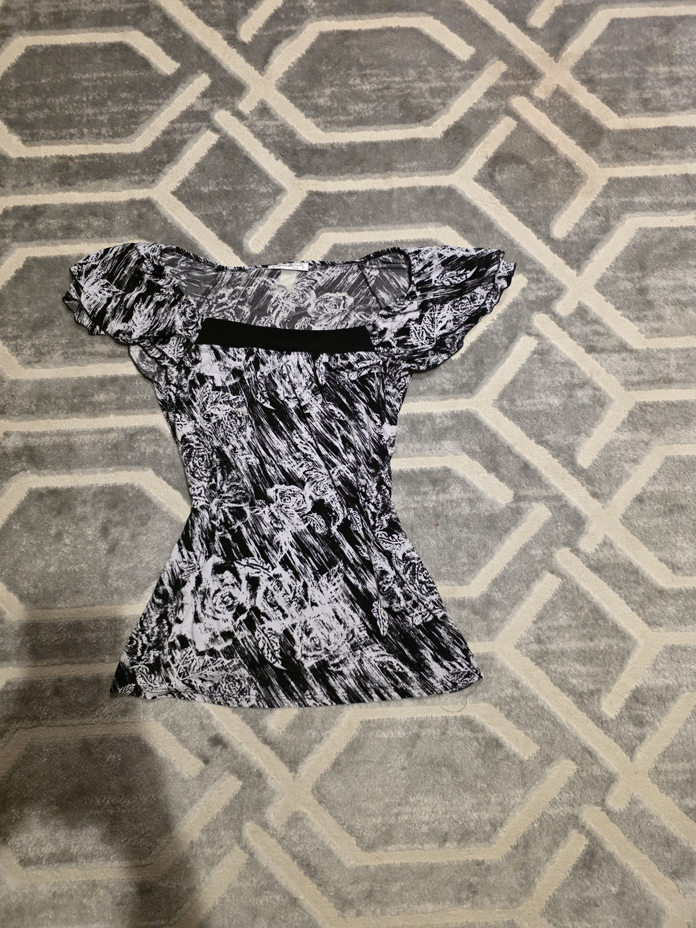 Claudia Richard Black & White Floral Ruffle-Sleeve Top